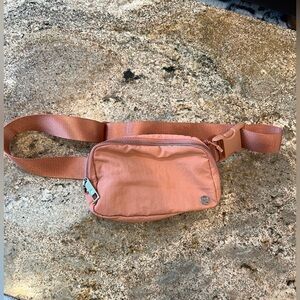 Lululemon everywhere belt bag